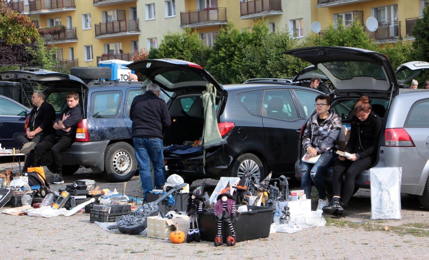 Piękna pogoda sprzyjała handlowi pod chmurką na "Pchlim...