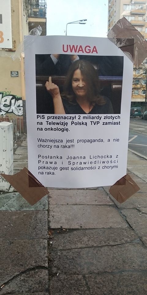Posłanka Lichocka pokazała środkowy palec. Ktoś rozwiesił plakaty w Szczecinie: "Ważniejsza jest propaganda, a nie chorzy na raka" ZDJĘCIA