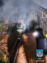 Pożar budynku mieszkalnego w Słocinie koło Kożuchowa. Z ogniem walczyło 6 jednostek straży pożarnej
