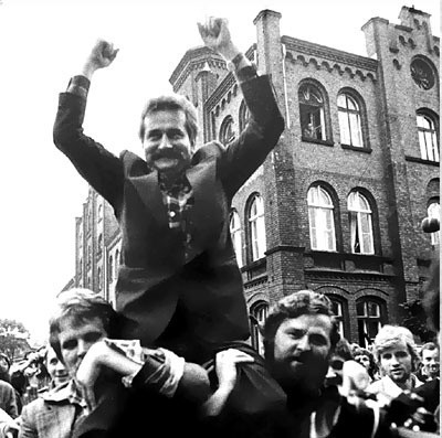 Sierpień - 25 lat temuSzczęśliwi stoczniowcy niosą na ramionach Lecha Wałęsę. Po podpisaniu porozumień gdańskich kończy się 18-dniowy strajk. Komuniści zgadzają się na istnienie niezależnych związków zawodowych. Tak powstała NSZZ "Solidarność&#8221;.