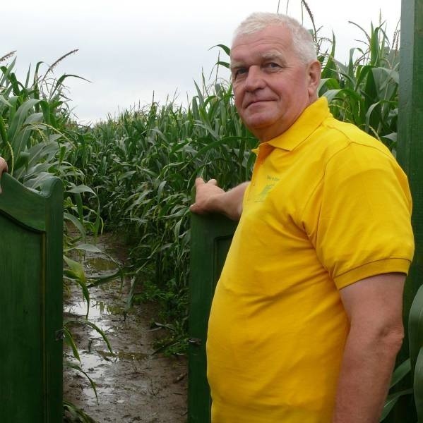 Martin Popiel, właściciel Zespołu Pałacowego w Kurozwękach zaprasza do kukurydzianego labiryntu.