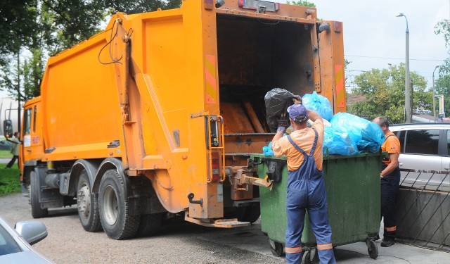 W 2018 r. będziemy musieli posiadać pojemniki na śmieci zmieszane, zbierane selektywnie i bioodpady