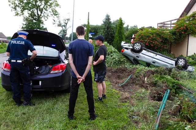 Niecodzienna kolizja w Czarnej Łące pod Goleniowem. 19-letni kierowca osobowej hondy wjechał z nieustalonych przyczyn w ogrodzenie posesji przy ulicy Wędrownej i dachował w ogródku. Szczęśliwie nic się nikomu nie stało. Zniszczył 12-letnie tuje i metalowe ogrodzenie. Na miejscu jest już policja. Zatrzymała kierowcy prawo jazdy, które miał od roku. Honda jest na szczecińskich rejestracjach. Kierowca jechał z kolegą. Na razie nie wiadomo z jakich powodów stracił panowanie nad kierownicą. - Kierowca hondy civic najprawdopodobniej nie dostosował prędkości do panujących warunków, utracił panowanie nad pojazdem i dachował wjeżdżając na jedną z posesji. Był trzeźwy, jechał z pasażerem. Nikomu nic się nie stało. Policjanci zatrzymali mu prawo jazdy. Sporządzili wniosek o ukaranie do sądu - potwierdza st. asp. Julita Filipczuk z goleniowskiej policji. 