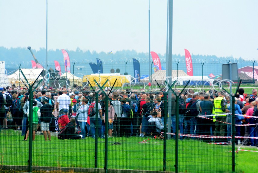 Air Show 2018 w Radomiu. Zakończone sobotnie pokazy na lotnisku Sadków. Oglądało je aż 80 tysięcy widzów. Niedziela kolejnym dniem imprezy