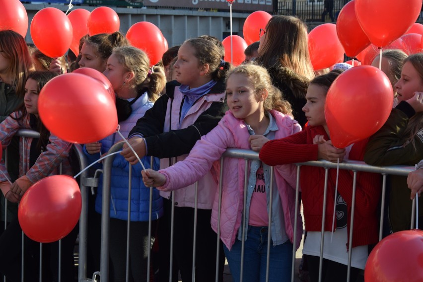 W Gorlicach jest dzisiaj biało-czerwono. Na płycie rynku powstała żywa flaga. Przyszły setki uczniów z biało-czerwonymi balonikami