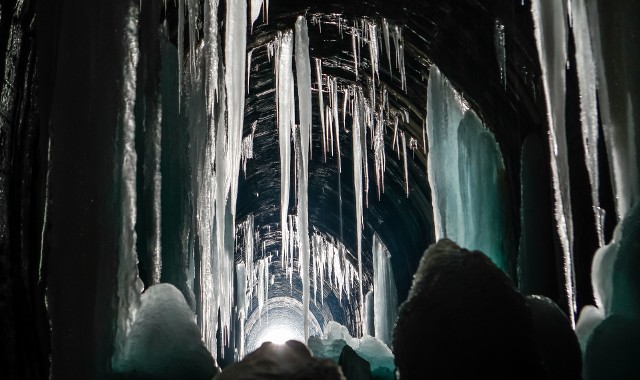 Takie niesamowite widoki można teraz zobaczyć w tunelu kolejowym w Szklarach, gm. Hyżne. W wybudowanym na początku XX wieku 602-metrowym podziemnym tunelu przeworsko-dynowskiej kolejki wąskotorowej witają zwiedzających potężne lodowe sople. 