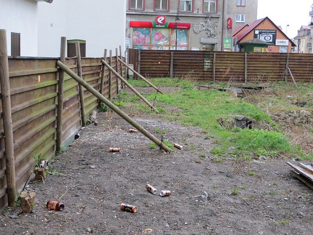 Teren w Rynku został posprzątany i wykarczowany. Jednak kilka dni wystarczyło, żeby został zarzucony nowymi śmieciami. Mieszkańcy miasta podkreślają, że problemy znikną, gdy zniknie blaszany płot, a plac zostanie zasypany i obsiany trawą.