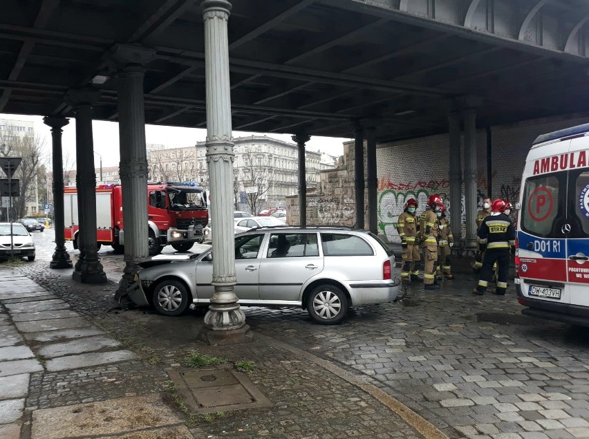 Auto uderzyło w filar wiaduktu kolejowego w centrum Wrocławia [ZDJĘCIA]