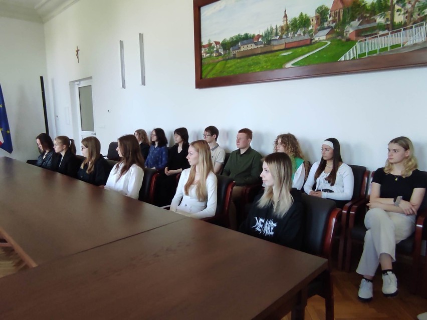 Uczniowie Liceum Ogólnokształcącego imienia Sienkiewicza w Szydłowcu spotkali się z przewodniczącym Rady Powiatu. Zobacz zdjęcia