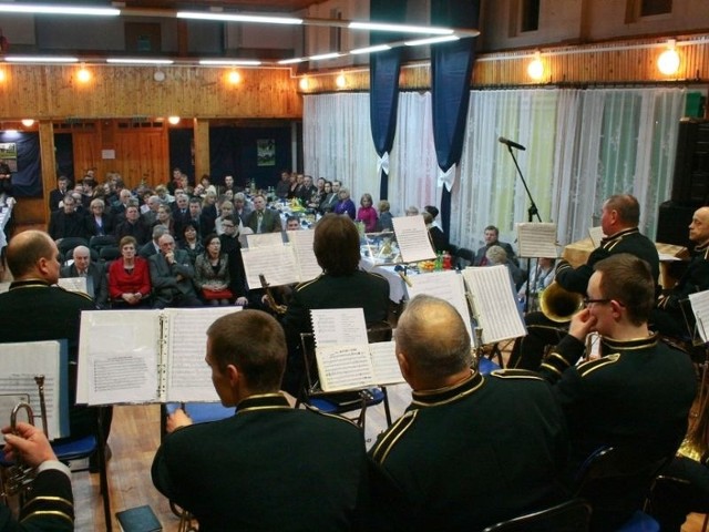 Orkiestra dęta z Czarnej Białostockiej cały czas olśniewa publiczność swoją grą.