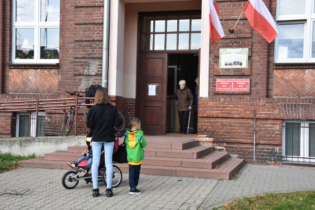 W SP nr 2 w Nakle mieściły się dwie obwodowe komisje wyborcze. Głosowali tu m.in.  mieszkańcy os. Chrobrego