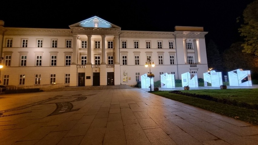 Archiwum Państwowe w Radomiu zaprasza na Plac Corazziego. Można obejrzeć wystawę plenerowa "Historia dokumentem pisana"