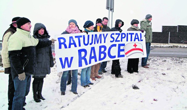 Kilkanaście osób pikietowało w obronie szpitala przy zakopiance w Rdzawce