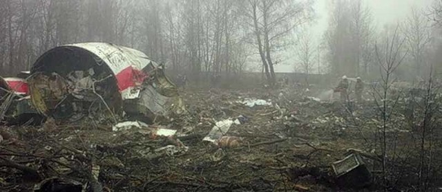 Prezydencki Tu-154M rozbił się kilkaset metrów od lotniska Siewiernyj pod Smoleńskiem podczas podchodzenia do lądowania