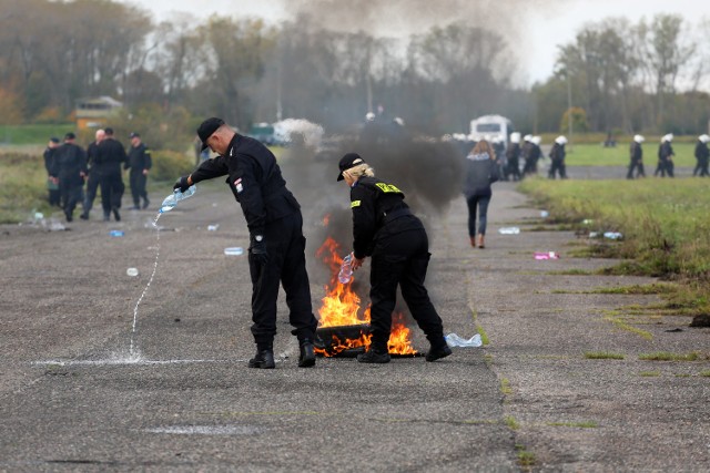 Ćwiczenia policji na poligonie w WickuNa poligonie w Wicku ćwiczyli policjanci 24. zmiany Jednostki Specjalnej Polskiej Policji, którzy w ramach misji EULEX pełnić będą służbę na Bałkanach. W trakcie ćwiczeń wykonywane były między innymi poruszanie się w szykach zwartych i rozdzielanie wzburzonego tłumu. Wykorzystywane były również granaty dymne oraz gazy łzawiące.