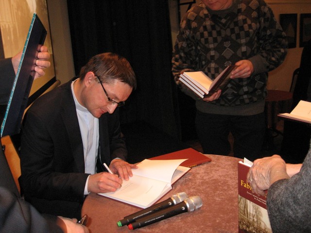 Po spotkaniu Szczepan Kowalik podpisywał swoją książkę.