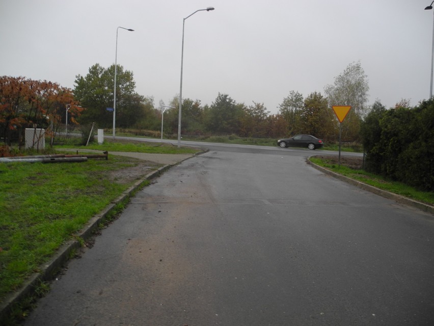 Stargard. Budowa ścieżki na ul. Broniewskiego. Montują znaki i porządkują 