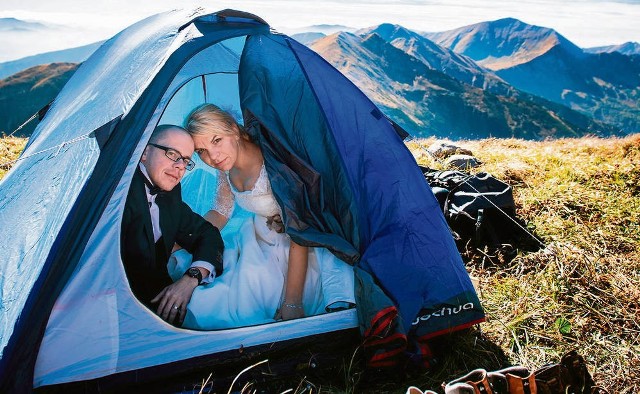 Marta Szostek-Kral i Artur Kral zaraz po weselu spakowali walizki i wybrali się w góry na poślubną sesję zdjęciową. Kilka tygodni temu na Face¬booku ich zdjęcia zobaczyły tysiące osób z całej Polski