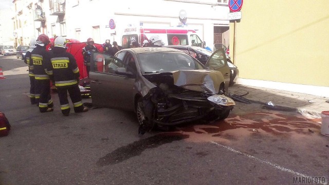 Policja wyjaśnia okoliczności kolizji, do której doszło w piątek po południu na ulicy Lublinieckiej w Dobrodzieniu. Honda jazz wyjeżdżająca z drogi podporządkowanej zderzyła się z fiatem. Jedno z aut zatrzymało się na ścianie budynku.