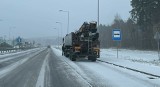 Atak zimy w Świętokrzyskiem. Śnieg pokrywał drogi i ulice, jest ślisko. Policja apeluje: zwolnij i uważaj! Raport na bieżąco. Zobacz zdjęcia