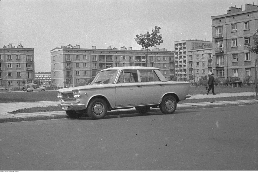 Samochód marki Fiat 1500 zaparkowany na ulicy.