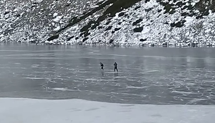 Fantazja czy głupota? Ktoś jeździł na łyżwach po cienkim lodzie na... Czarnym Stawie Gąsienicowym!