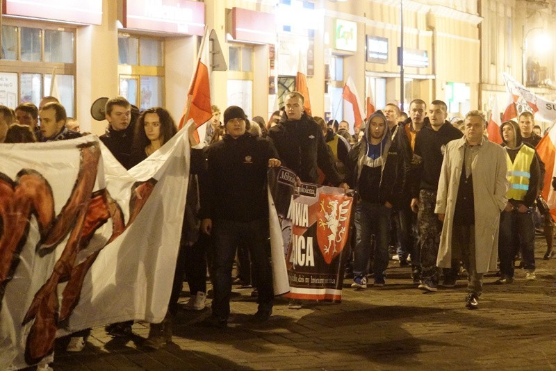 Marsz Niepodległości przeszedł ulicami Tarnowa. "Dość władzy szkodników" [ZDJĘCIA]