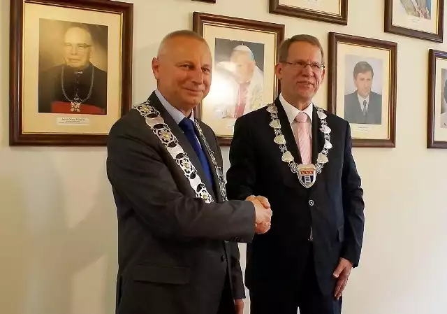 Uścisk dłoni. Od lewej Ryszard Brejza, prezydent Inowrocławia  i Klaus Mueller-Zahlmann, burmistrz Bad Oeynhausen.