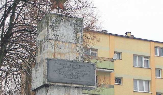 Zniknięcie tablicy z pomnika żołnierzy radzieckich (tu jeszcze na pomniku razem z gwiazdą) w Sławnie miało międzynarodowy wydźwięk. Tablica jednak się odnalazła.