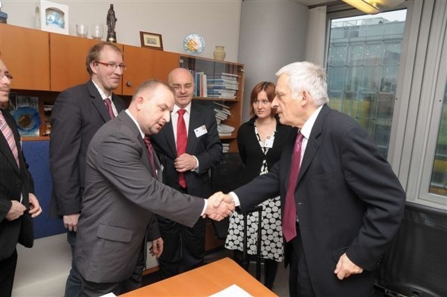 W Unii o poparcie dla planów ZAK zabiega prof. Jerzy Buzek (z prawej), którego projektem zainteresował poseł Robert Węgrzyn (fot