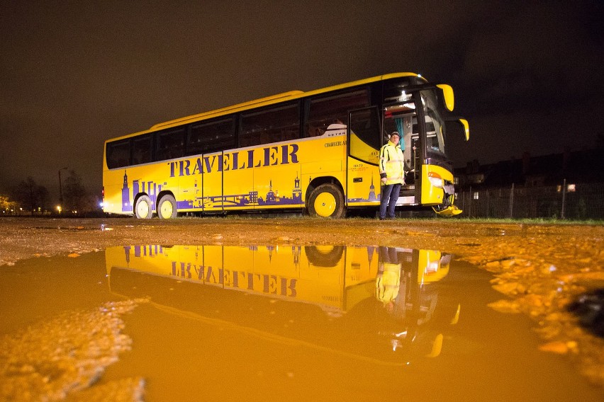 Autobus drużyny z Sopotu ugrzązł w błocie.