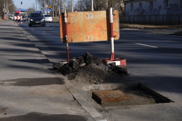 Zapadnięte studzienki kanalizacyjne przy Kościuszki i Curie-Skłodowskiej