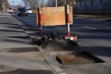 Zapadnięte studzienki kanalizacyjne zmorą kierowców w Toruniu. Co na to miasto?