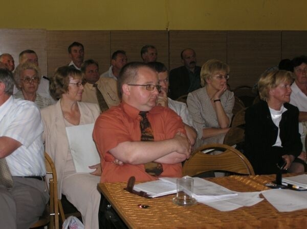W zamieszaniu, do jakiego doszło podczas ostatniej sesji Rady Miejskiej burmistrz Łukasz Łaganowski (na pierwszym planie) nie przedstawił radnym, czym zajmował się między sesjami. Odpowiedział tylko na &quot;zapytania i wolne wnioski&quot;.