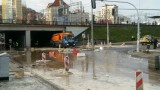 Awaria wodociągowa w centrum Gdyni. Podmyte tory, zamknięta ul. Podjazd [zdjęcia,wideo]