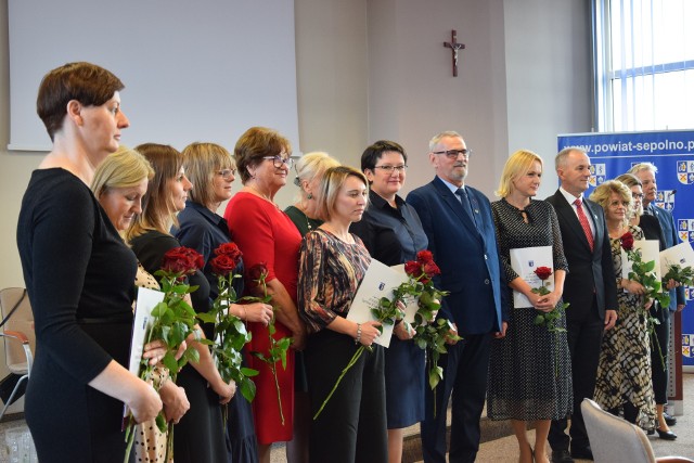 Nagrody Burmistrza Sępólna Krajeńskiego otrzymało 10 pań: osiem nauczycielek szkół podstawowych i przedszkoli oraz dwie pracownice administracji i obsługi.