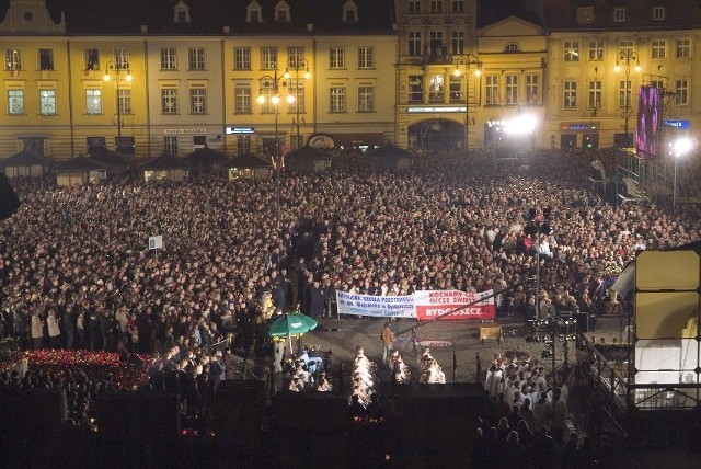 Po śmierci Jana Pawła II bydgoszczanie przez kilka dni gromadzili się na Starym Rynku, trzymając się za ręce i modląc się za papieża Polaka. Tak bydgoszczanie żegnali Ojca Świętego - zobacz więcej zdjęć w naszej galerii >>>>>