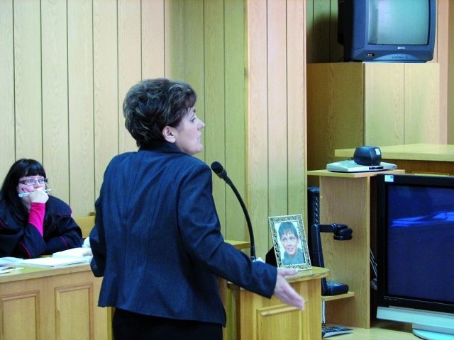 Grażyna Siwik, zdesperowana matka zamordowanej Katarzyny, od początku wiedziała, że za zniknięciem kobiety stoi zięć. Podczas procesu wystawiła zdjęcie swojego dziecka