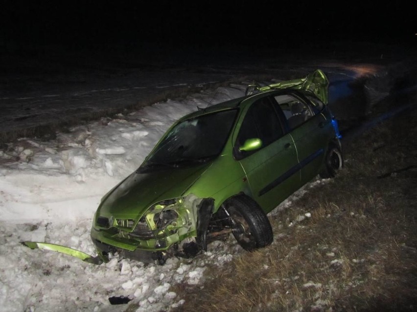 Adamowo. Śmiertelny wypadek na obwodnicy Szczuczyna. Trzy osoby wypadły z auta