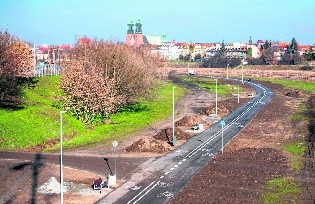 Szeroko, wygodnie, z wyraźnie zaznaczonymi pasami dla pieszych i dla rowerzystów: Wartostrada zaprasza do jazdy rowerem, do biegania i do spacerów o każdej porze dnia i roku.