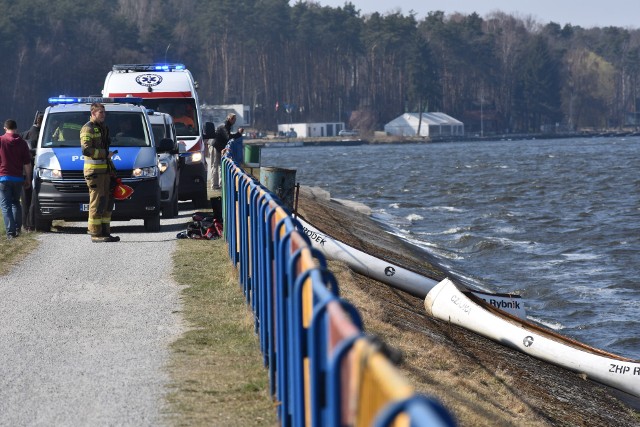 Akcja ratunkowa nad Zalewem Rybnickim. Zobacz kolejne zdjęcia. Przesuwaj zdjęcia w prawo - naciśnij strzałkę lub przycisk NASTĘPNE