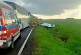 Wypadek autokaru i auta osobowego pod Wrocławiem. Samochód dachował (ZDJĘCIA)