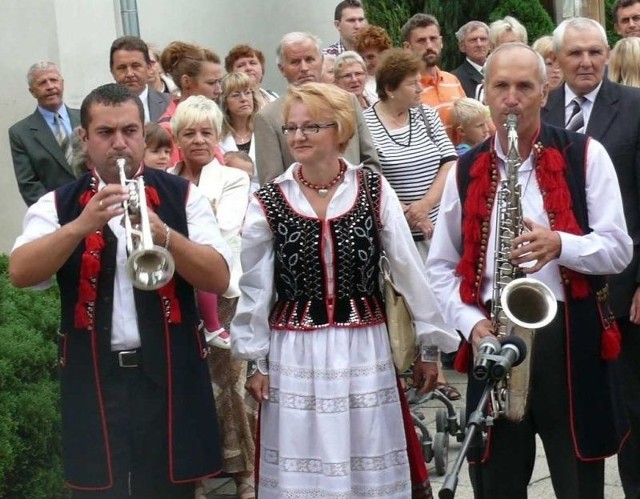 Wicewojewoda świętokrzyski Beata Oczkowicz w ludowym stroju podrygiwała w takt muzyki kapeli Stanisława Kowalczyka z gminy Imielno.