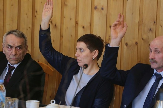 Radna Anna Redzimska (w środku) w swojej sprawie nie głosowała.