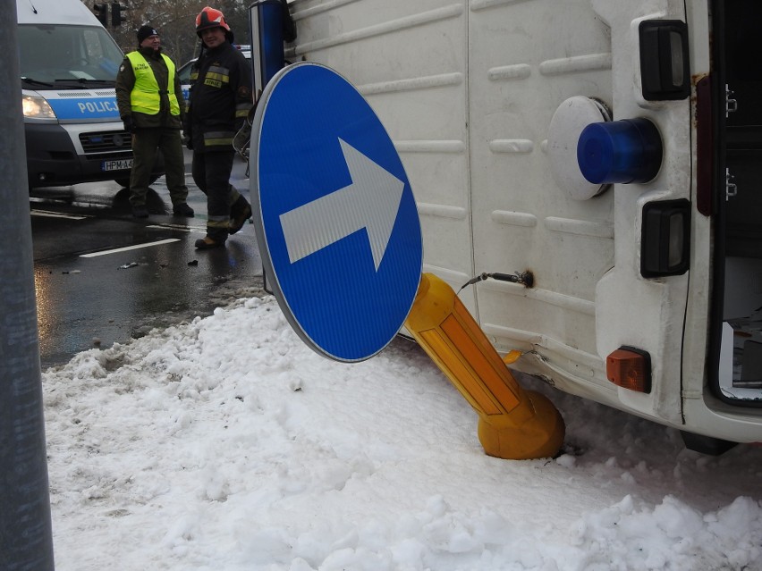 Wypadek karetki na ulicy Waszyngtona. W zdarzeniu drogowym udział brały trzy samochody [ZDJĘCIA, WIDEO]