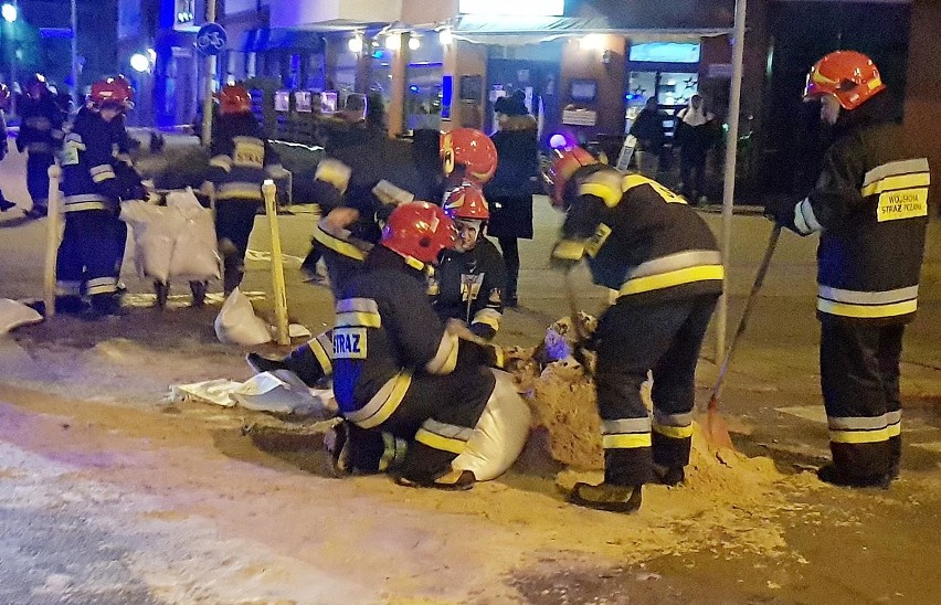 Sztorm w Świnoujściu. Bałtyk zatopił plażę oraz nabrzeża wysp. Takiej sytuacji nie było tu już dawno [ZDJĘCIA]