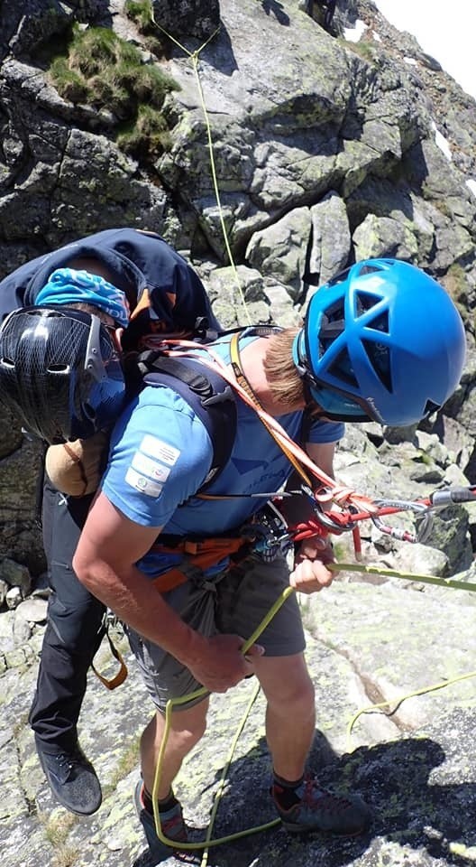 Tatry. To jest wyczyn. Wnieśli sparaliżowaną koleżankę na Mnicha [ZDJĘCIA]