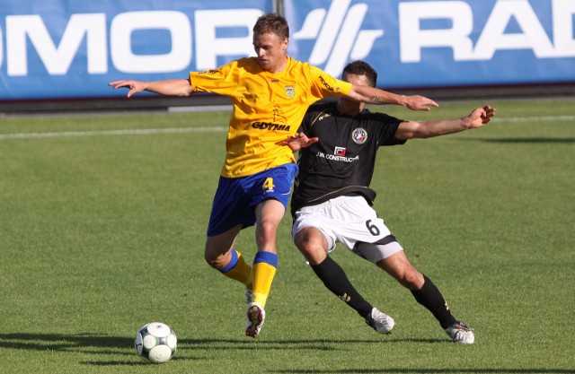 W sezonie 2009/2010 Adrian Mrowiec (z lewej) grał w Arce Gdynia.