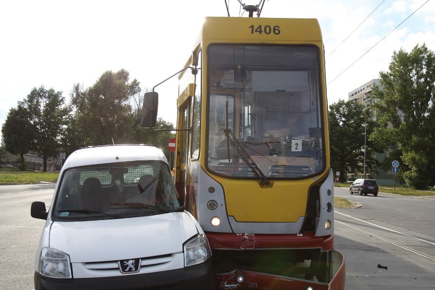 Wypadek na Dąbrowskiego. Samochód zderzył się z tramwajem [ZDJĘCIA+FILM]