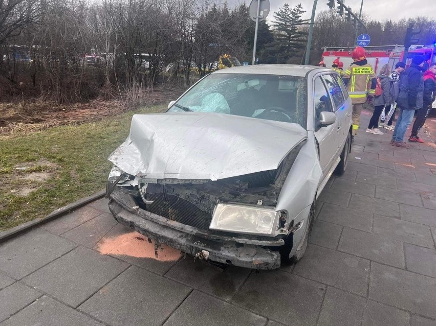 Pijany kierowca na ruchliwej ulicy w Krakowie. Dwa auta skasowane